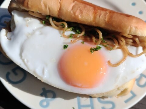 残った焼きそばで☆とろり目玉焼きのせ焼きそばパン